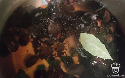 Грибы замочите. Когда они разбухнут, нарежьте и поставьте вариться.