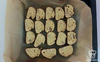 Нарежьте их на печенья толщиной около 1 см. Каждый кусочек выложите обратно на пергамент и отправьте снова в духовку, но увеличьте градус до 180℃. Выпекайте еще примерно 10-15 минут. После чего сухарики из миндаля готовы к подаче.