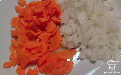 Морковь и лук нарежьте и обжарьте.