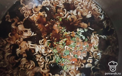 К вареным грибам добавьте лук, морковь и лапшу. Доведите до кипения.