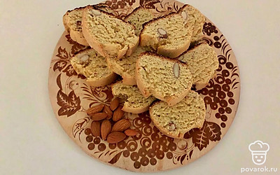 Подавать сухарики лучше всего порционно по две-три штучки на блюдце, посыпав щедро сахарной пудрой. Свежезаваренный горячий черный чай идеально подойдут к такому лакомству. Также для совсем маленьких к сухарикам подайте натуральный йогурт, чтобы можно было макать печенья в него. Так сухарики будет проще кушать.