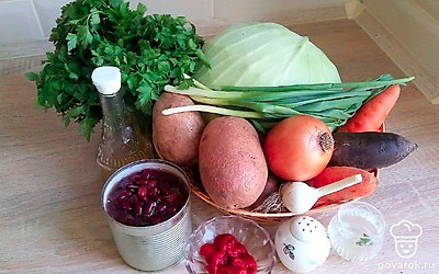 Очистите от кожуры и шелухи все овощи. Помойте их и приготовьте к нарезке. Зелень сполосните водой и обсушите. Поставьте на огонь кастрюлю с водой.