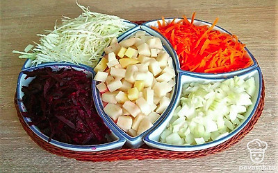 Нарежьте морковь и свеклу тонкой соломкой или натрите на крупной терке. Картошку нарежьте средними кубиками. Лук нарежьте мелко, капусту - соломкой. Чеснок пропустите через пресс.