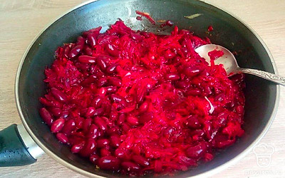 В глубокую сковороду налейте масло, отправьте туда лук, морковь и свеклу и потушите на маленьком огне. Всыпьте фасоль, накройте крышкой и снимите с огня.