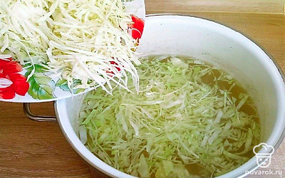 Картофель загрузите в подсоленную кипящую воду. После 20 минут кипения всыпьте капусту и проварите 7 минут.