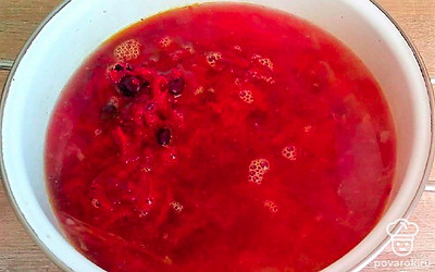 В кастрюлю с картофелем отправьте содержимое сковороды, перемешайте, всыпьте нарезанный зеленый лук и чеснок. Положите томат, если нужно – посолите, и всыпьте петрушку. Дайте закипеть, выключите, накройте крышкой и оставьте настаиваться.