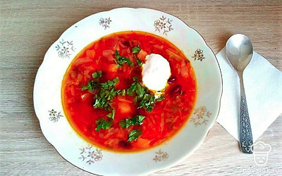 Подавайте борщ в порционных тарелках. По желанию притрусите зеленью, приправьте сметаной. Подайте хлеб, острый перец, чеснок.