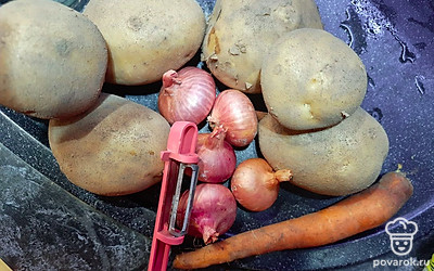 Помойте и очистите овощи.