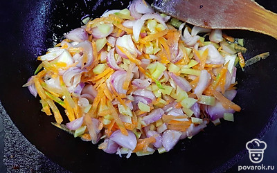 Обжарьте овощи на растительном масле, пока лук не станет прозрачным.