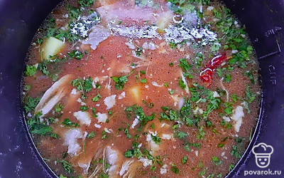 Посолите, положите стручок жгучего перца и пучок сушеной петрушки.