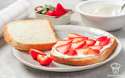 Приготовьте крем. До крутых пиков смешайте сливки, крем-чиз и мед. На пищевую пленку выложите хлеб. Смажьте слоем крема. На один ломтик выложите по диагонали ягоды. Покройте еще одним слоем крема. Поверх положите второй ломтик хлеба. Оберните плотно пленкой, чтобы она прижала ломтики друг к другу. Отправьте в холодильник на час.