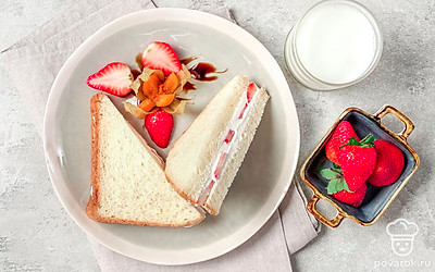 Сэндвич разрежьте по диагонали пополам так, как укладывали ягоды. Подайте со стаканом молока или со смузи.