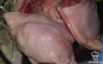 Положите курицу в холодную воду. 