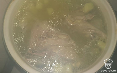 В кипящую воду добавьте картошку и соль, снимите пенку.