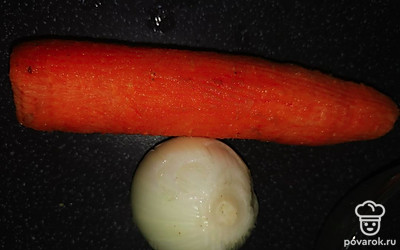 Почистите лук и морковь.