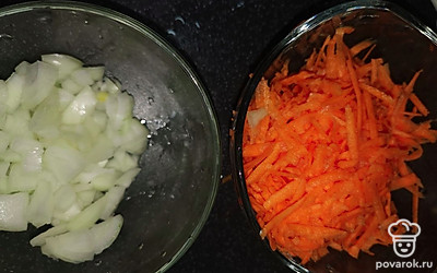 Натрите морковь на крупной тёрке и нарежьте лук квадратиками.