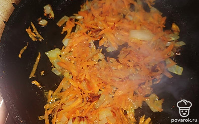 Обжарьте лук и морковь до золотистой корочки.