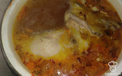 После того как суп постоит на медленном огне минут 40, добавьте в него зажарку из моркови и лука и варите ещё минут 20.