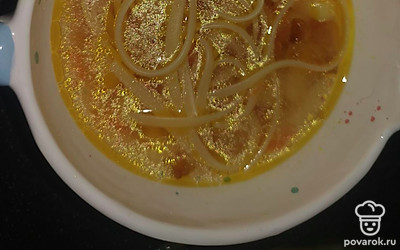 В отдельной кастрюле отварите спагетти и добавьте в суп.