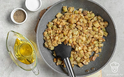 Приготовьте баклажаны. Хорошо прогрейте сковороду с оливковым маслом, выложите кубики овощей. Приправьте солью, готовьте около 15 минут на огне средней мощности при регулярном помешивании.