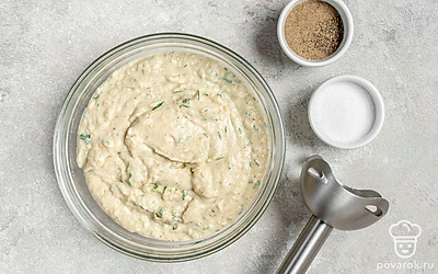 Доведите закуску до готовности. Объедините две основы, при помощи блендера пюрируйте до необходимой вам консистенции.