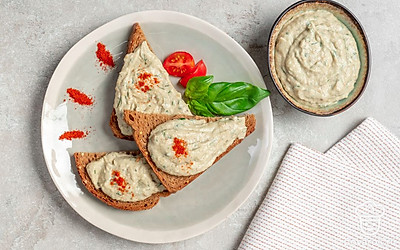 Бабагануш со сметаной подайте в качестве намазки на тостовый хлеб.