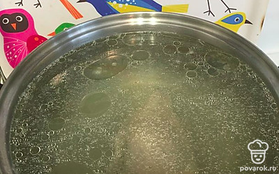 Вскипятите воду в кастрюле, положите в воду куриные бедра.