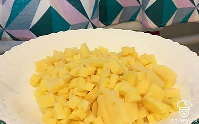 Картошку и лук нарежьте кубиками, грибы произвольно. Добавьте в кастрюлю к бедрам картошку. Варите 20-25 минут.