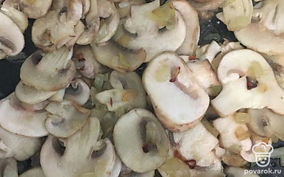 Лук обжарьте на растительном масле, добавьте к луку грибы, обжаривайте 7 минут.