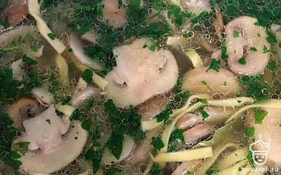 Положите лапшу в бульон. Посолите, поперчите, добавьте специи и зелень. Варите еще 5 минут.