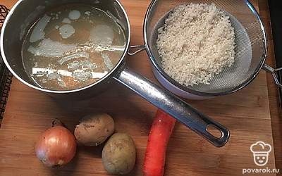 Подготовьте все ингредиенты. Рис промойте до прозрачности воды и откиньте на дуршлаг сохнуть.