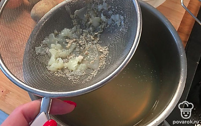 Пропустите бульон через сито, чтобы он стал прозрачным.