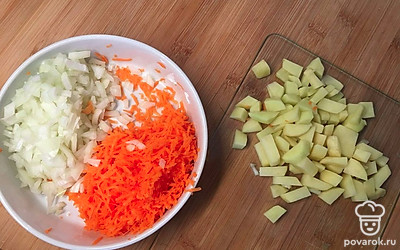 Почистите овощи. Картофель нарежьте кубиками, лук мелко нашинкуйте, морковь натрите на терке.