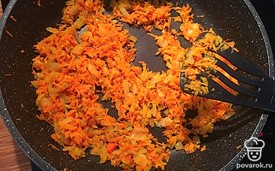 Уменьшите температуру до средней и потушите в течение 10 минут.