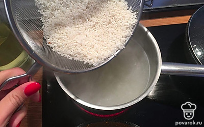 Разогрейте бульон на плите. Когда он закипит, добавьте рис.