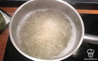 Когда бульон с рисом снова закипит, уменьшите температуру плиты до 4-5 и продолжайте варить рис под крышкой еще 10 минут.