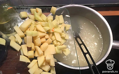 Добавьте картофель. Варите еще 15 минут.