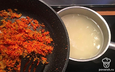 Добавьте овощную зажарку. Продолжайте варить в течение 5 минут.