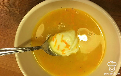 Перед подачей посолите и добавьте ложку сметаны.