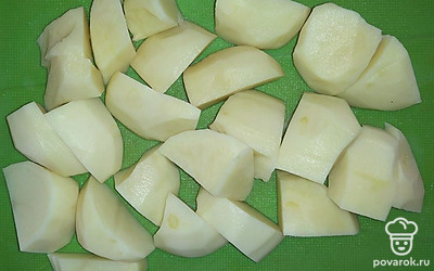 Картофель, морковь и патиссон очистите и крупно нарежьте.