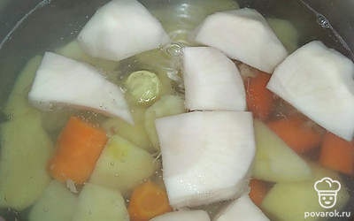 Положите овощи в кипящую воду и варите 10 минут.