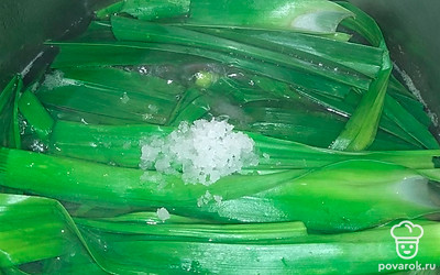 Зеленую часть лука-порея помойте и крупно нарежьте. Положите в суп. Посолите и варите 10 минут.