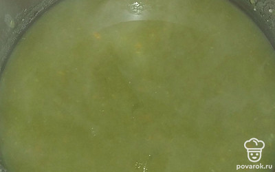 С помощью блендера сделайте суп-пюре.