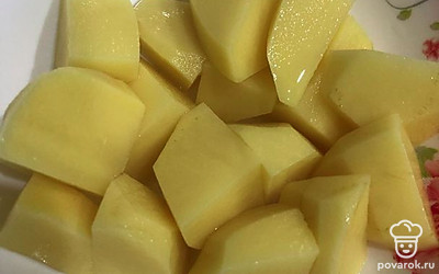 Картошку очистите и промойте. Нарежьте на небольшие куски.
