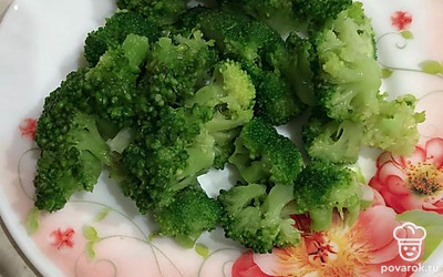 Брокколи промойте и разделите на маленькие части.