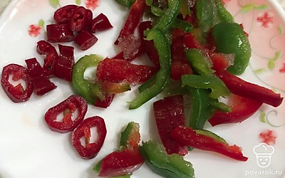 Болгарский перец нарежьте соломкой, перец чили - на маленькие дольки.