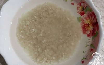 Рис промойте, пока вода не станет прозрачной. Оставьте в воде на 30 минут. 