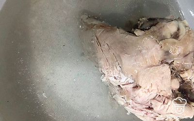 Кипятите воду с добавлением мяса и соли в течении 20 минут.
