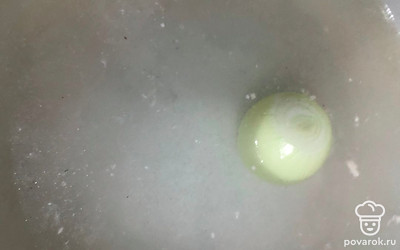 Вытащите курицу и добавьте лук, кипятите ещё 10 минут.