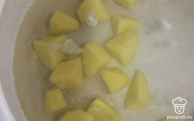 Лук уберите, воду процедите через сито. Добавьте картошку с рисом и варите 10 минут.